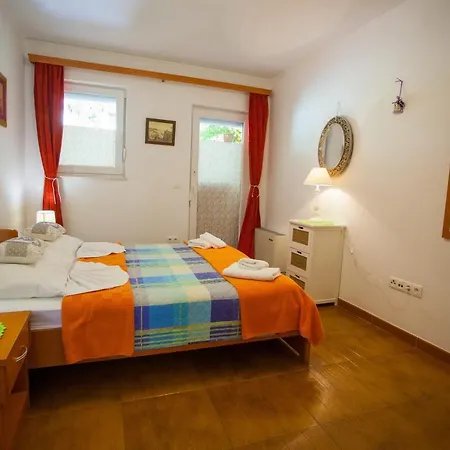 Nina, * Makarska