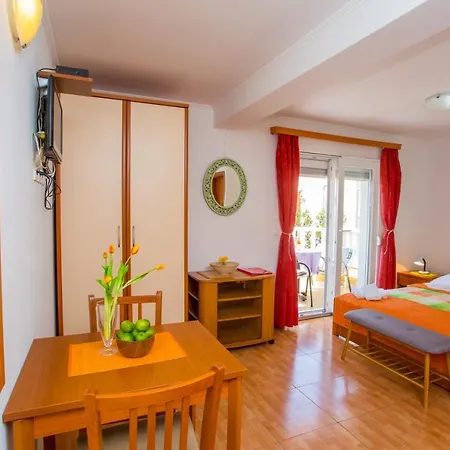Apartment Nina, Makarska