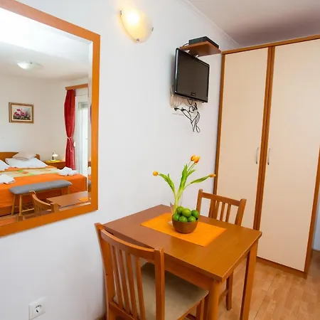 Nina, Apartment Makarska