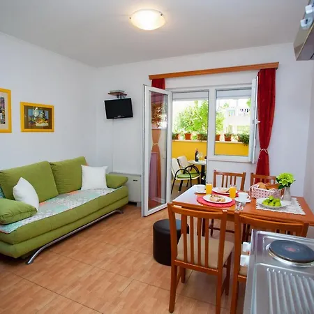 Nina, Apartment *