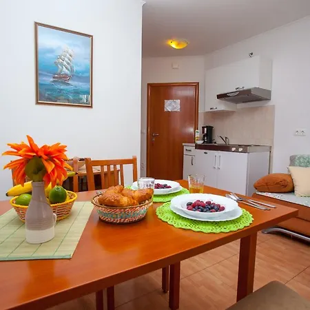 Nina, Apartment Makarska