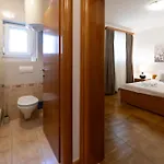 Nina, * Makarska