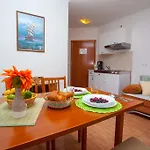 Nina, Apartman Makarska