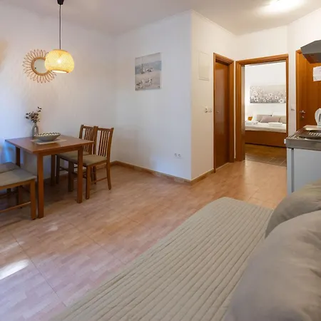 Nina, Apartment *