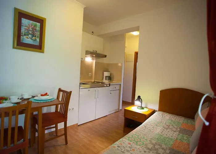 Nina, Appartement Makarska