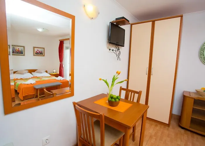 Nina, Apartman Makarska
