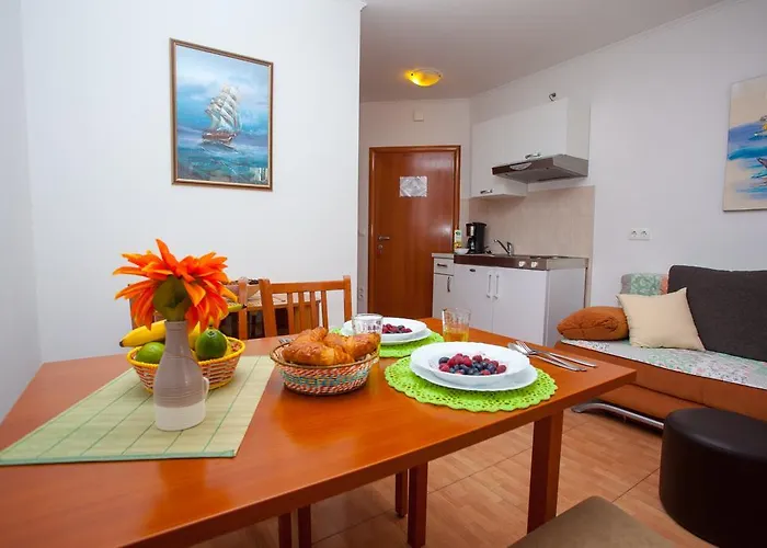 Nina, Apartman Makarska